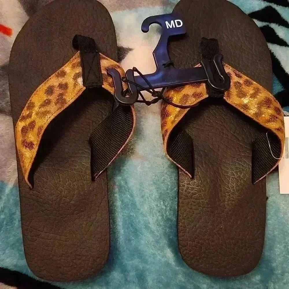Leopard print BIOWORLD thong sandals. - Picture 5 of 5